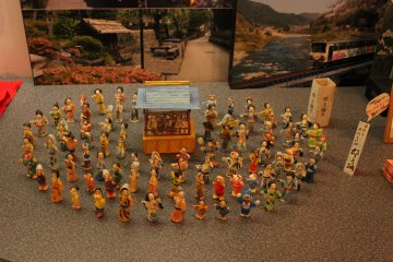 Une représentation de ce festival avec des petits personnages