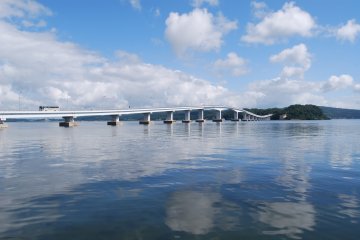 Mulai di Wakura Onsen dan menyeberangi jembatan pertama