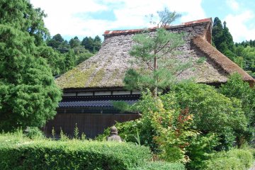 Rumah-rumah tua pertanian yang bisa Anda lihat di sana-sini.