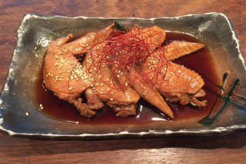 Les célèbres tebasaki karaage (elles sont servies dans une sauce, ce qui les rends moins sèches que dans d'autres restaurants)