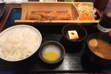Chicken cutlet skewer set (j'ai laissé le nom en anglais tel qu'il est proposé sur le menu)