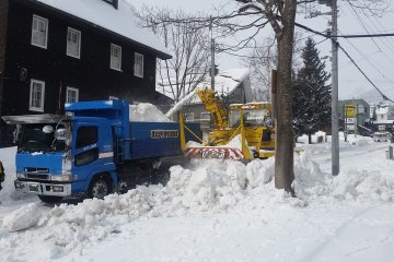 Begitu banyak salju di Niseko yang perlu dibersihkan