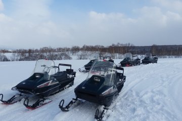 Berselancar menggunakan 'White Isles Snowmobile'