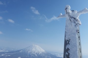 Pemandangan dari puncak Gunung Niseko Annupuri, paling baik didaki saat langit cerah