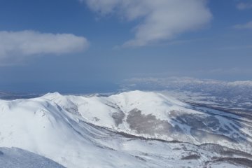 Pemandangan sepanjang jalan ke pantai dari puncak Gunung Niseko Annupuri