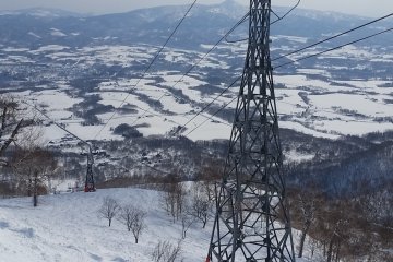 Menara gondola yang tidak terpakai di Niseko Village Ski Resort
