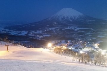 Ber-ski tepat pada saat matahari tenggelam di Grand Hirafu
