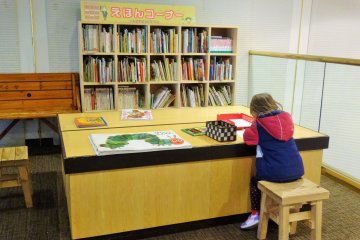 The book corner just above the lobby also comes with blocks and crayons
