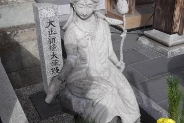 An unusual statue at Joshun-ji