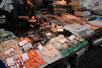 Brochettes de poissons et de fruits de mer prêts à être grillés