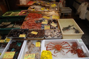 Crabes et fugus vivants, un seul fugu peut coûter jusqu'à 19 000  ¥