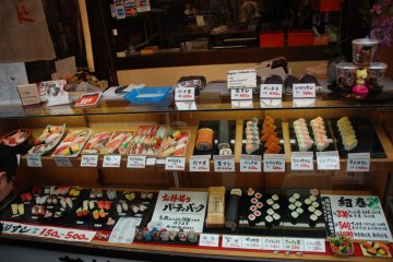On peut aussi trouver une grande variété de sushi