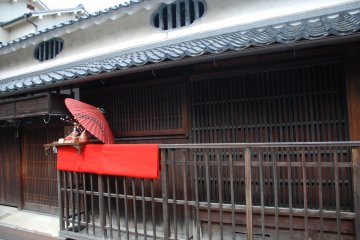 Poupée du hina matsuri devant une maison