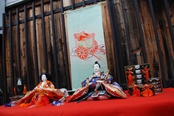 À différents endroits, les poupées du hina matsuri étaient exposées