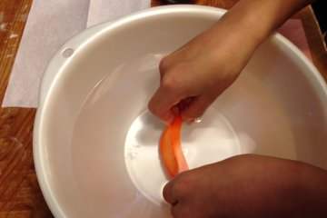 Donnez une forme réaliste aux morceaux de poisson et les laisser durcir dans l’eau froide