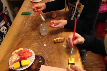 Appliquez une couche de vernis sur le poisson