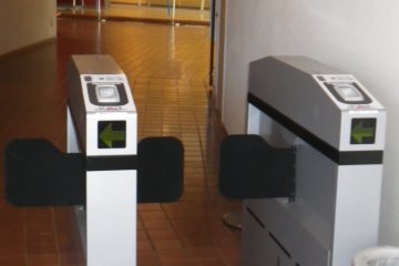 scan tiket Anda di gerbang ini agar dapat memasuki ruangan.