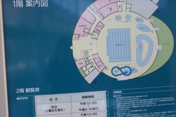 Disini, Anda dapat melihat peta ruangan dalam gedung renang, dengan warna biru yang menunjukan area kolam renang.