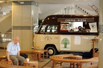 Nikmati kopi sembari duduk dan beristirahat
