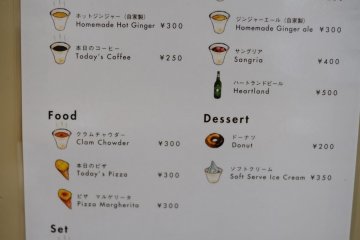 Menu termasuk kopi, pizza, dan hidangan pencuci mulut