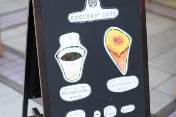 Menu spesial, termasuk kopi dan kombinasi pizza