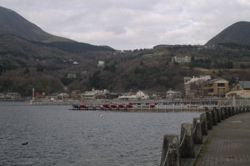 At Lake Ashi, it was very calm while Mount Fuji was covered with clouds. Besides no beautiful sight to see, the gushing and piercing wind was inevitable