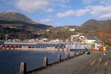 As the clouds faded away, the scenery at Lake Ashi was more cheerful and groovier

