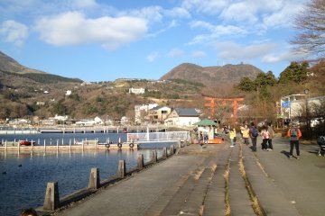 A crowd of people came to witness the elegance of Lake Ashi and Mount Fuji
