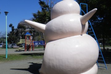 Taman bermain di depan museum. Tebak, apakah ini? Ini adalah perosotan berbentuk kerang. Orang dewasa juga suka loh.