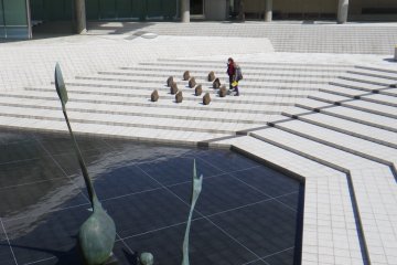 Atrium di pintu masuk, dengan patung-patung. Kedai kopinya ada di bawah atrium ini. Pintu masuk terletak dari bagian ini, di depan meja reception untuk pameran permanen