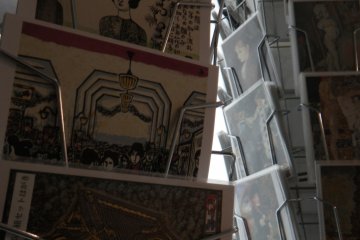 Coba lihat kartupos Nikko's Toshogu Shrine ini. Mengapa tidak memilih satu set koleksi kartu yang cantik dan mudah dibawa ini sebagai oleh-oleh dari Jepang?