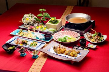 Try local and Japanese dishes at the Waryu SUSHI SHUNA