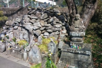 Patung-patung batu Budha menyapa Anda di bagian atas kuil