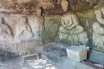 Patung-patung ini berada di belakang gerbang, namun dapat dilihat dengan mudah dari celah