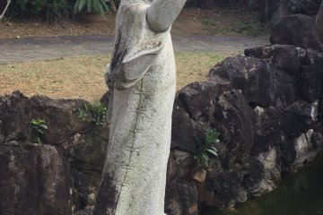 Patung Cina di kaki air terjun -- tempat foto yang populer.