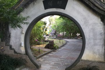 Perlintasan jalan di sekitar taman ini ditandai dengan gerbang seperti ini.
