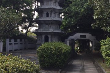 Salah satu dari dua pagoda.