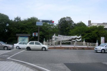 Depuis la gare d'Hikone, suivez la rue principale pour arriver au château