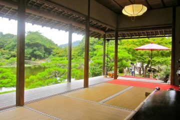La vue du jardin depuis la maison de thé Hoshodai