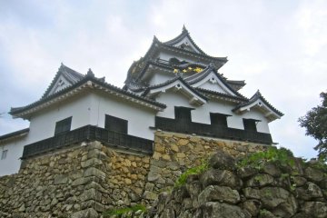 Avec son grâcieux jeu de couleur noir et blanc, Hikone-jô est l'un des plus beaux châteaux du Japon