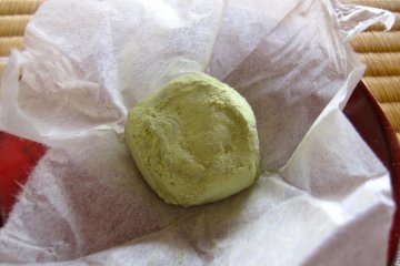 Le petit gâteau de la cérémonie du thé à la maison de thé Hoshodai ( ¥500/personne)
