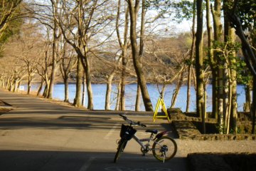 The cycling course around the lake