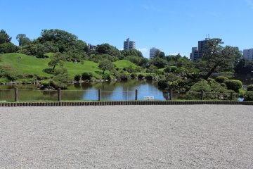 Penataan setiap benda disini menggambarkan Tokaido, rute terkenal yang menghubungkan Edo dengan Kyoto