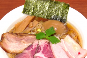 맛있는 구운 돼지고기가 들어간 라면