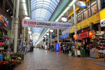 Let's walk the whole 250-meter shopping street
