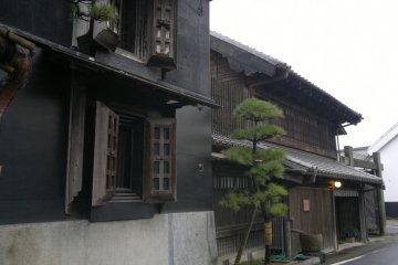 Rumah-rumah tradisional bertebaran di mana-mana, menambah kuat atmosfer Jepang kuno di seluruh Sawara