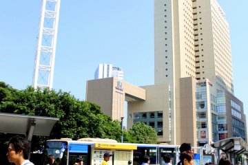 Look there, up in the sky! It's a bird! No, it's a plane... Ahhh... it's just one of Yokohama's amazing infrastructure!