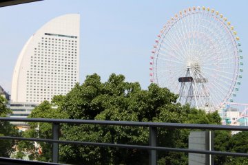 A towering building vs a huge ferris wheel... Round 1... Fight!