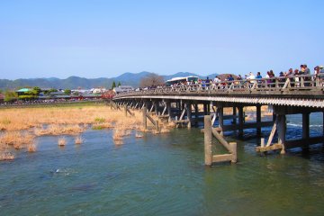 Le célèbre pont Togetsukyo d'Arashiyama bondé de touristes