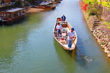 Les visiteurs peuvent faire un tour de bateau sur la rivière Hozu
